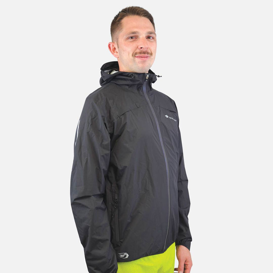 Raidlight Top Extreme Ultra MP+ Herren in Schwarz – getragen, schräge Vorderansicht