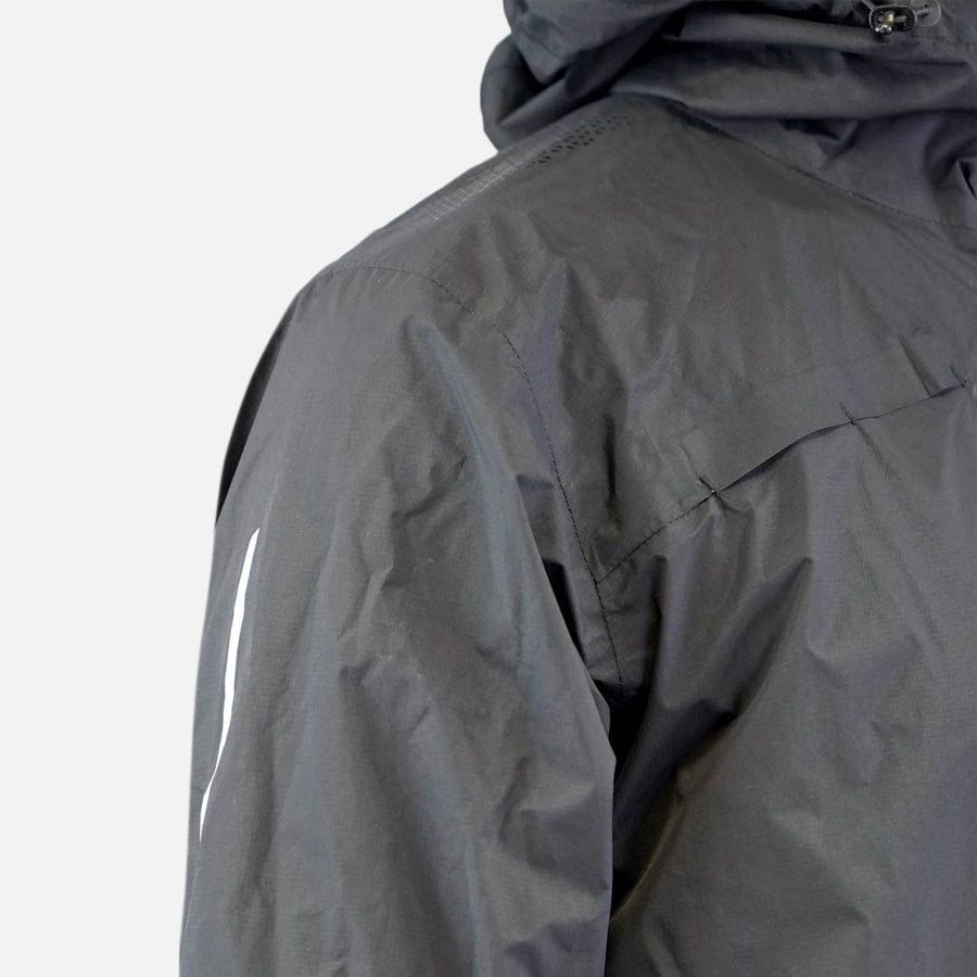 Raidlight Top Extreme Ultra MP+ Herren in Schwarz – Schulterdetail mit Reflexstreifen