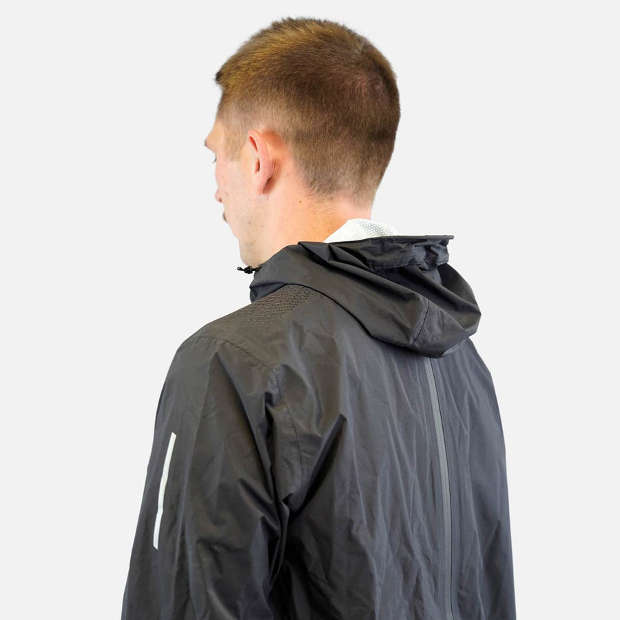 Raidlight Top Extreme Ultra MP+ Herren in Schwarz – getragen, Rückansicht mit Reflexdetail am Ärmel