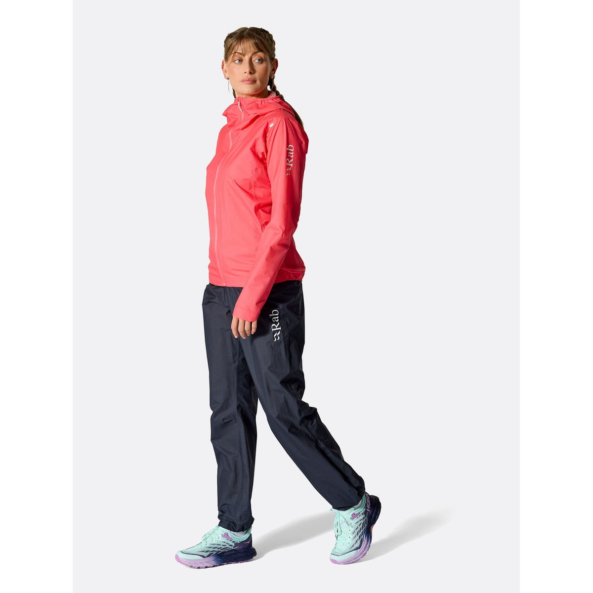 Rab Phantom Waterproof Pants in zwart – gedragen door vrouw, zijaanzicht