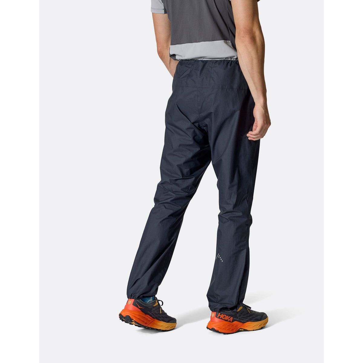 Rab Phantom Waterproof Pants in zwart – gedragen door man, achteraanzicht