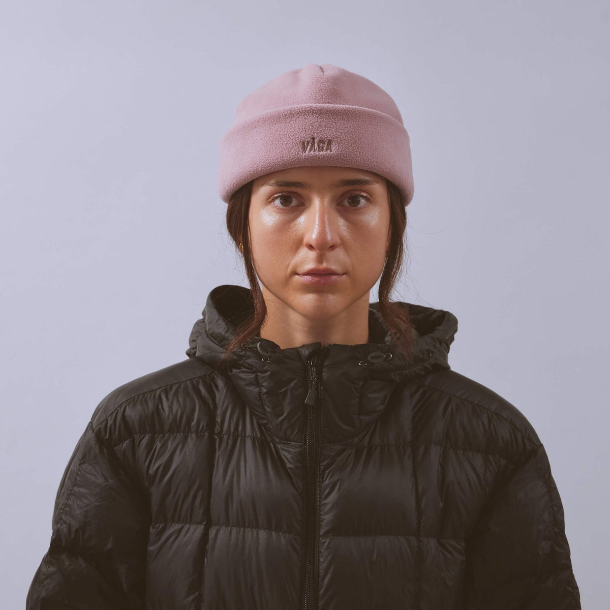 Våga Fleece Beanie in oudroze – gedragen, vooraanzicht