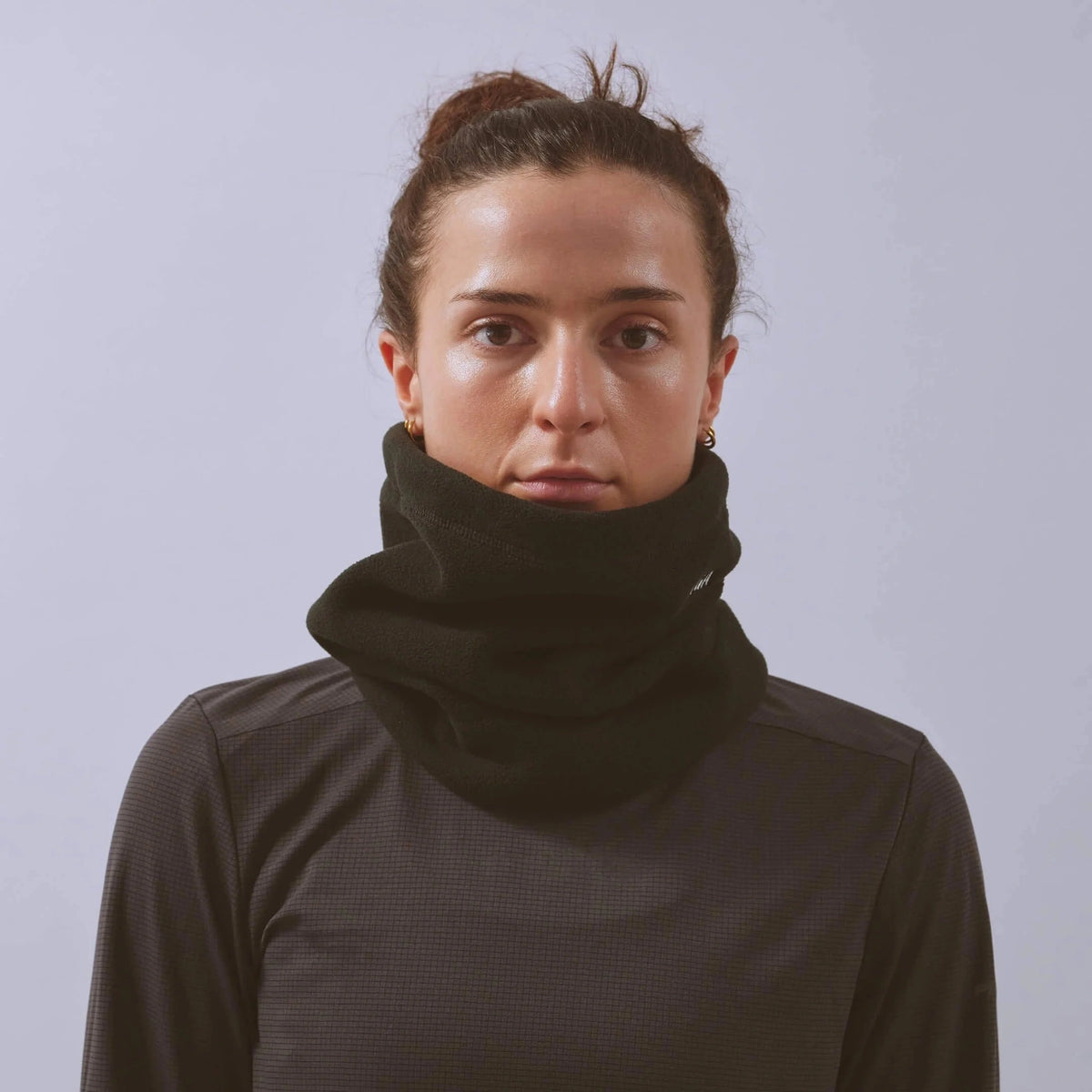 Våga Fleece Neck Gaiter in zwart – gedragen door loopster, vooraanzicht