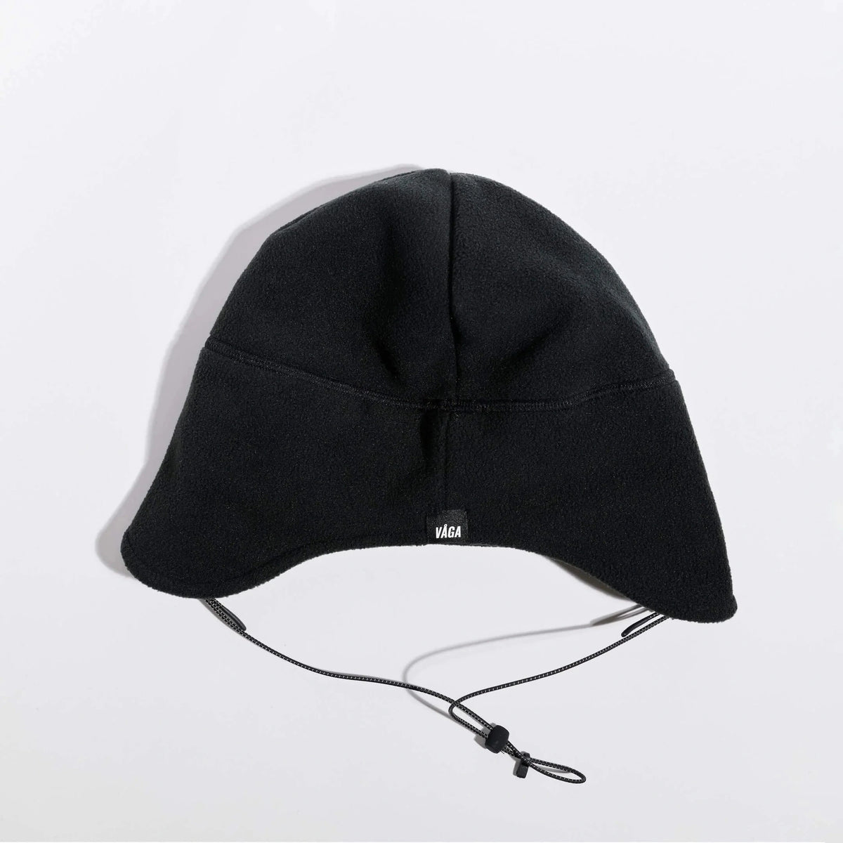 Våga Fleece Summit Beanie in Schwarz – flach liegend, Rückseite mit Label