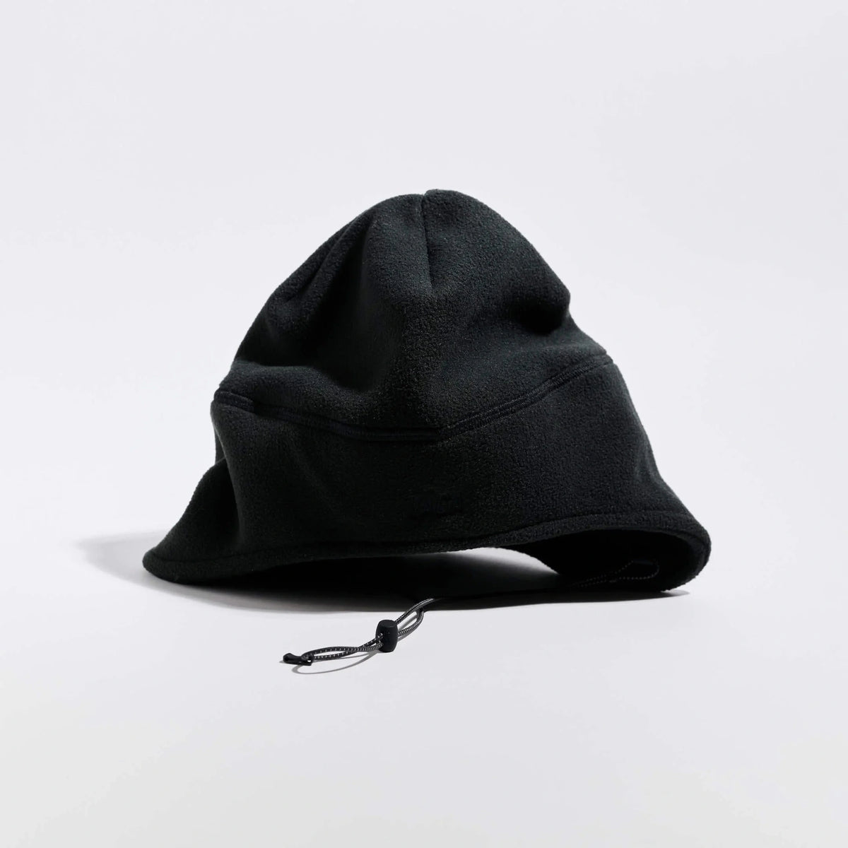 Våga Fleece Summit Beanie in Schwarz – schräge Vorderansicht mit Kinnkordel