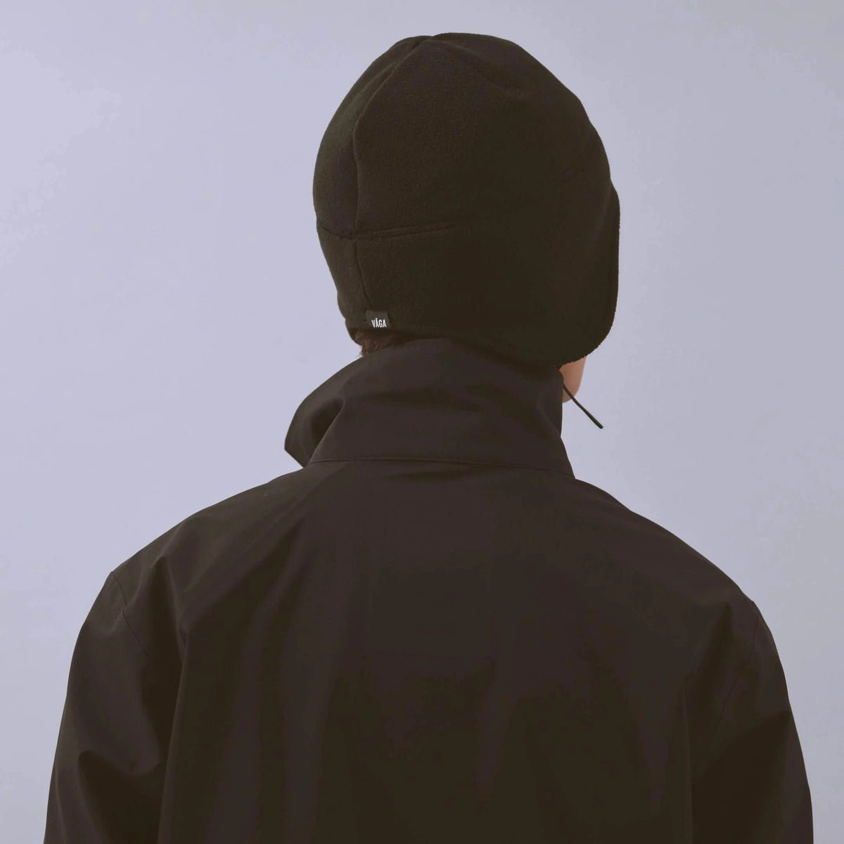 Våga Fleece Summit Beanie in Schwarz – getragen, schräge Rückansicht