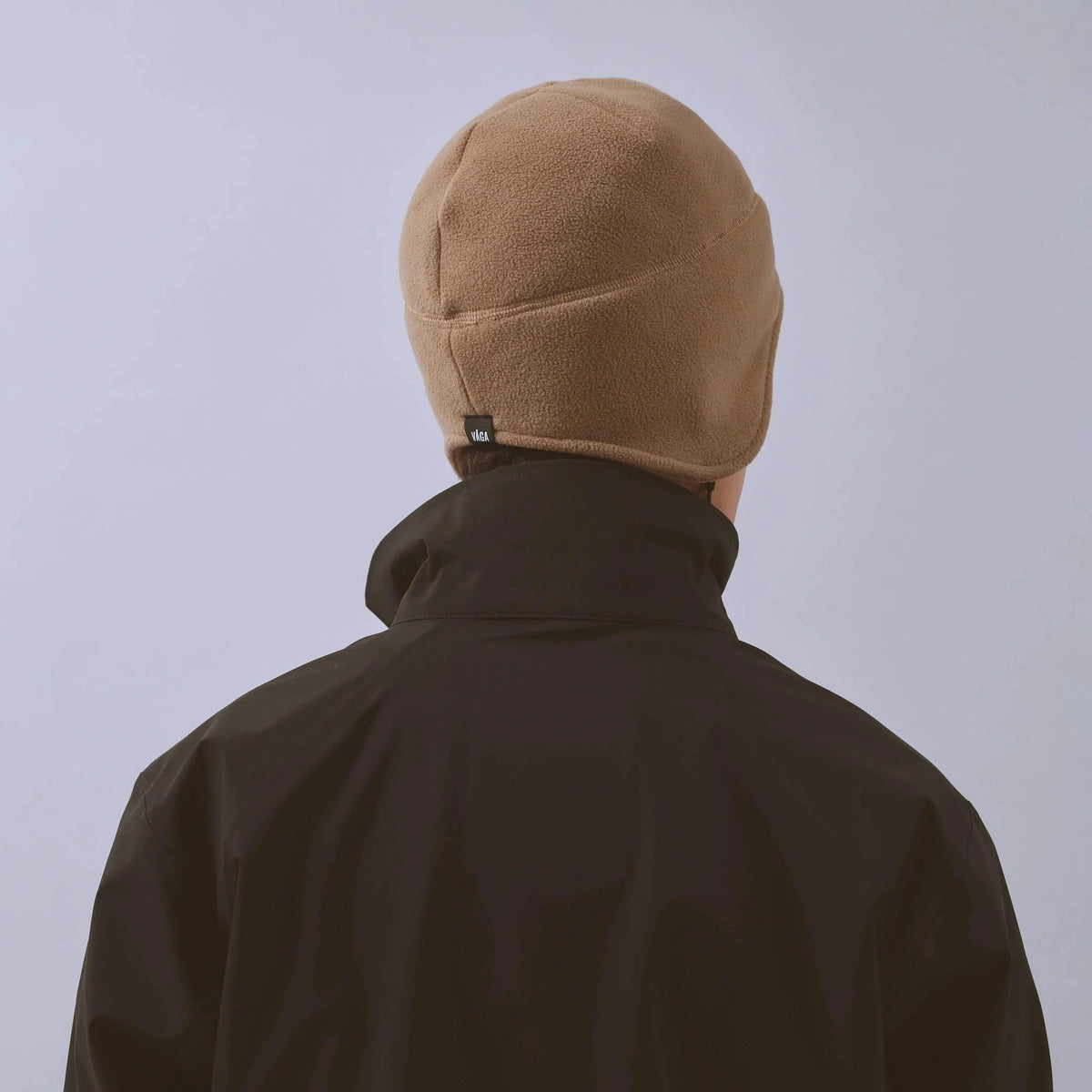 Våga Fleece Summit Beanie in Taupe – getragen, schräge Rückansicht
