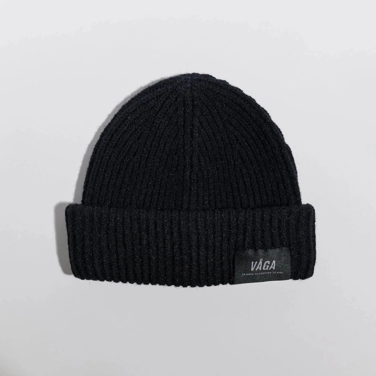 Våga Midweight Beanie in black – laid flat, front with label