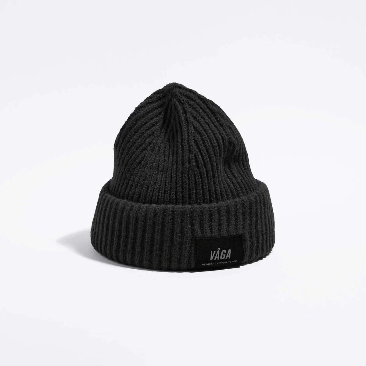 Våga Midweight Beanie in black – angled front view with Våga label