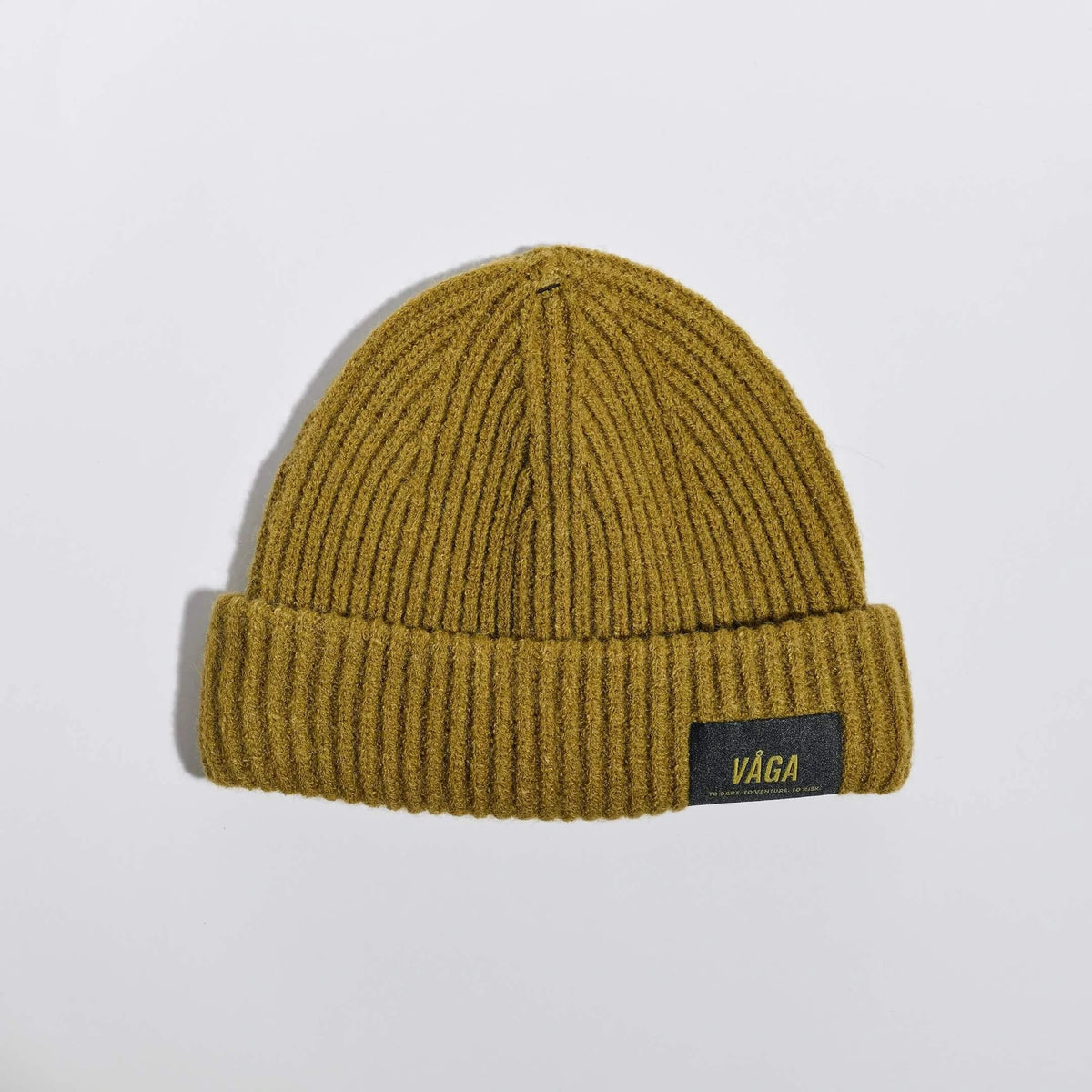 Våga Midweight Beanie in moss green – laid flat, front with label
