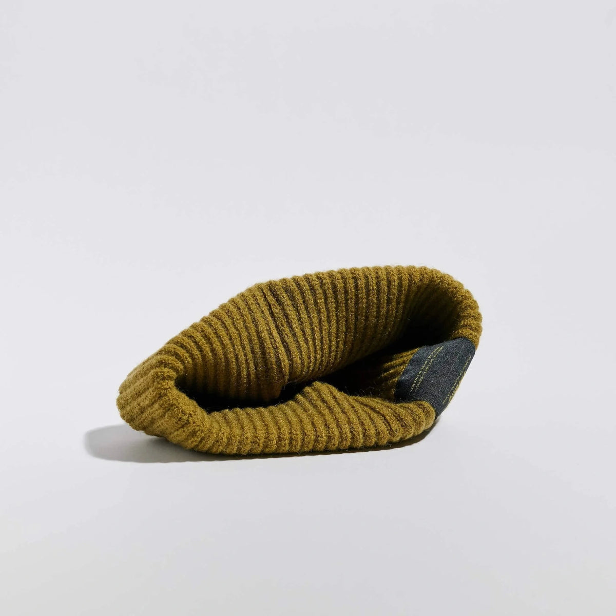 Våga Midweight Beanie in moss green – inside of the knitted beanie