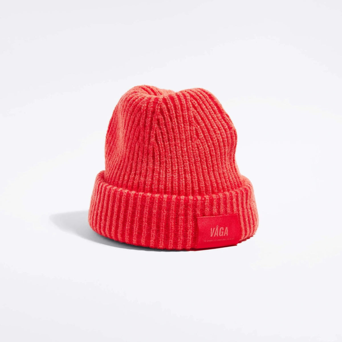 Våga Midweight Beanie in orange-red – angled front view with Våga label