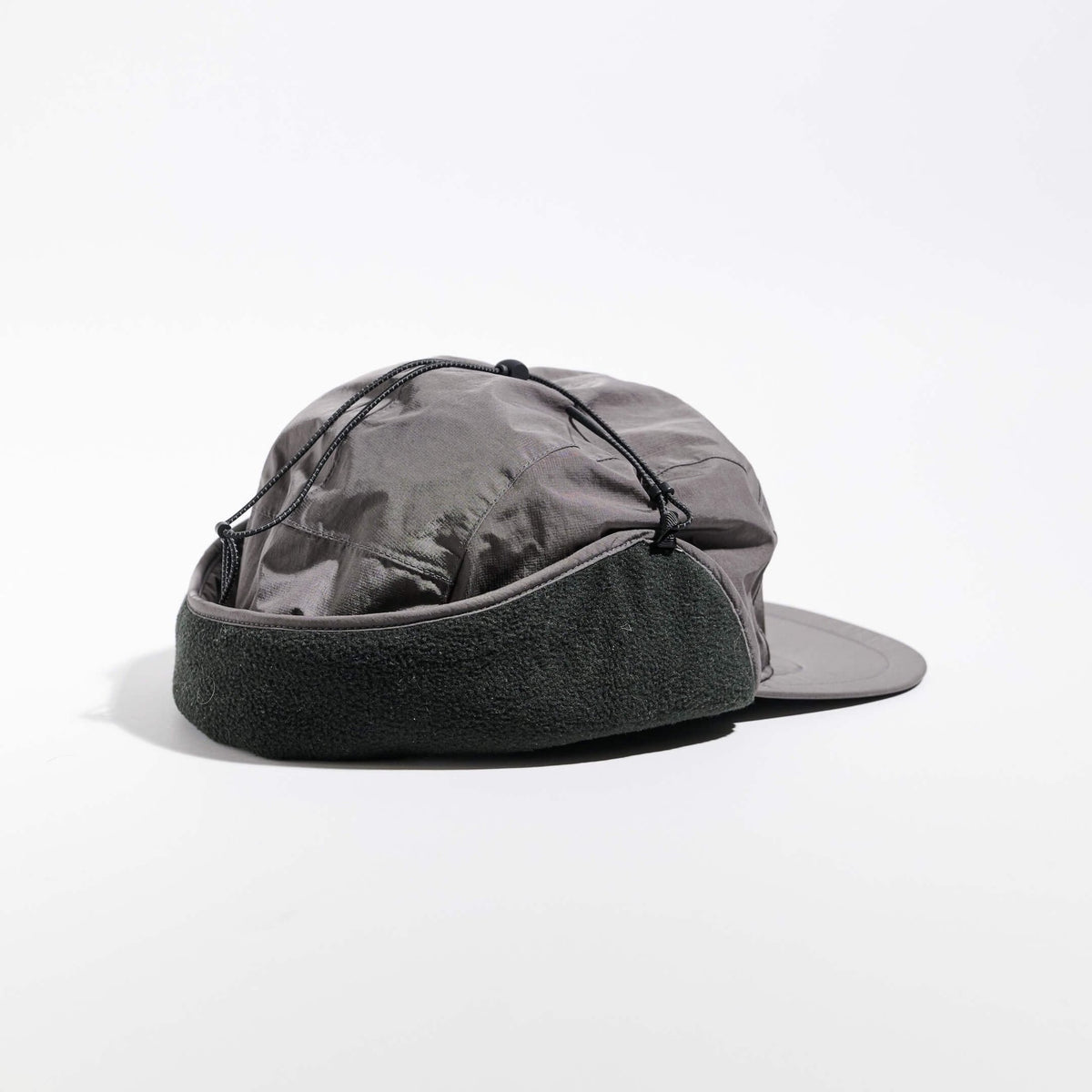 Vaga Padded Hiker Cap in Grau – schräge Rückansicht mit Fleecerand und hochgeklappten Ohrenklappen