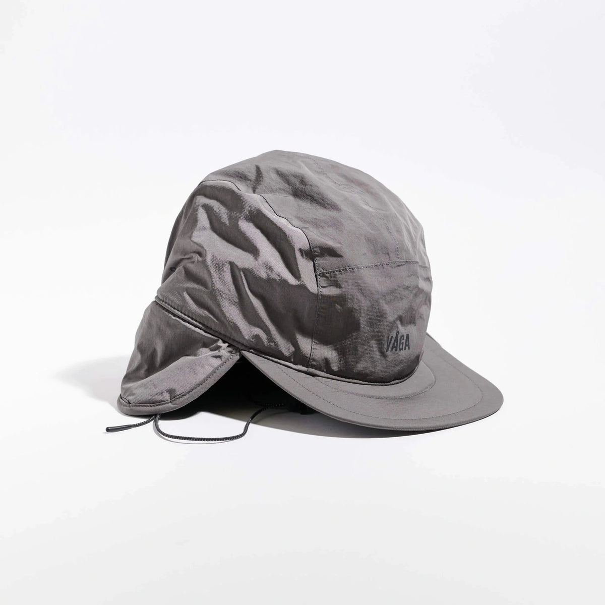 Vaga Padded Hiker Cap in Grau – schräge Vorderansicht mit heruntergeklappten Ohrenklappen