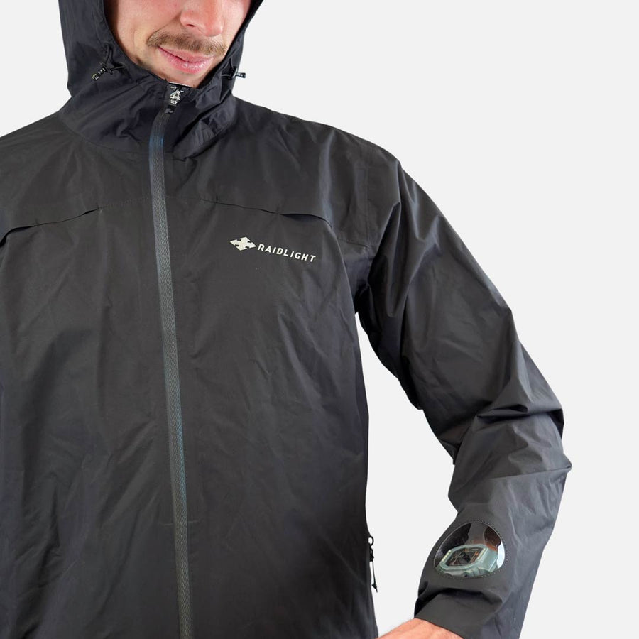 Raidlight Top Extreme Ultra MP+ Herren in Schwarz – getragen mit Kapuze auf und geschlossenem Reißverschluss