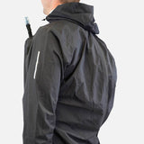 Raidlight Top Extreme Ultra MP+ Herren in Schwarz – getragen über einer Laufweste mit Flask
