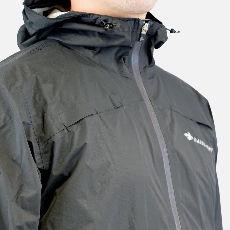 Raidlight Top Extreme Ultra MP+ Herren in Schwarz – Kragendetail mit Reißverschluss und Logo