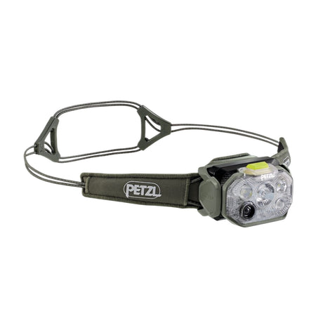 Petzl Swift RL in Jungle Green – Lampe und Stirnband, schräg von vorne