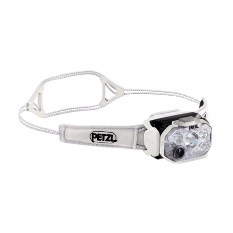 Petzl Swift RL in Weiß – Lampe mit Stirnband, schräg von vorne