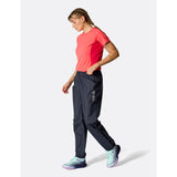 Rab Phantom Waterproof Pants in zwart – gedragen door vrouw, schuin vooraanzicht