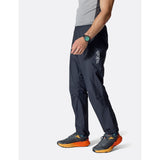 Rab Phantom Waterproof Pants in zwart – gedragen door man, schuin vooraanzicht