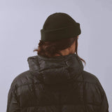 Våga Fleece Beanie in zwart – gedragen, schuin achteraanzicht