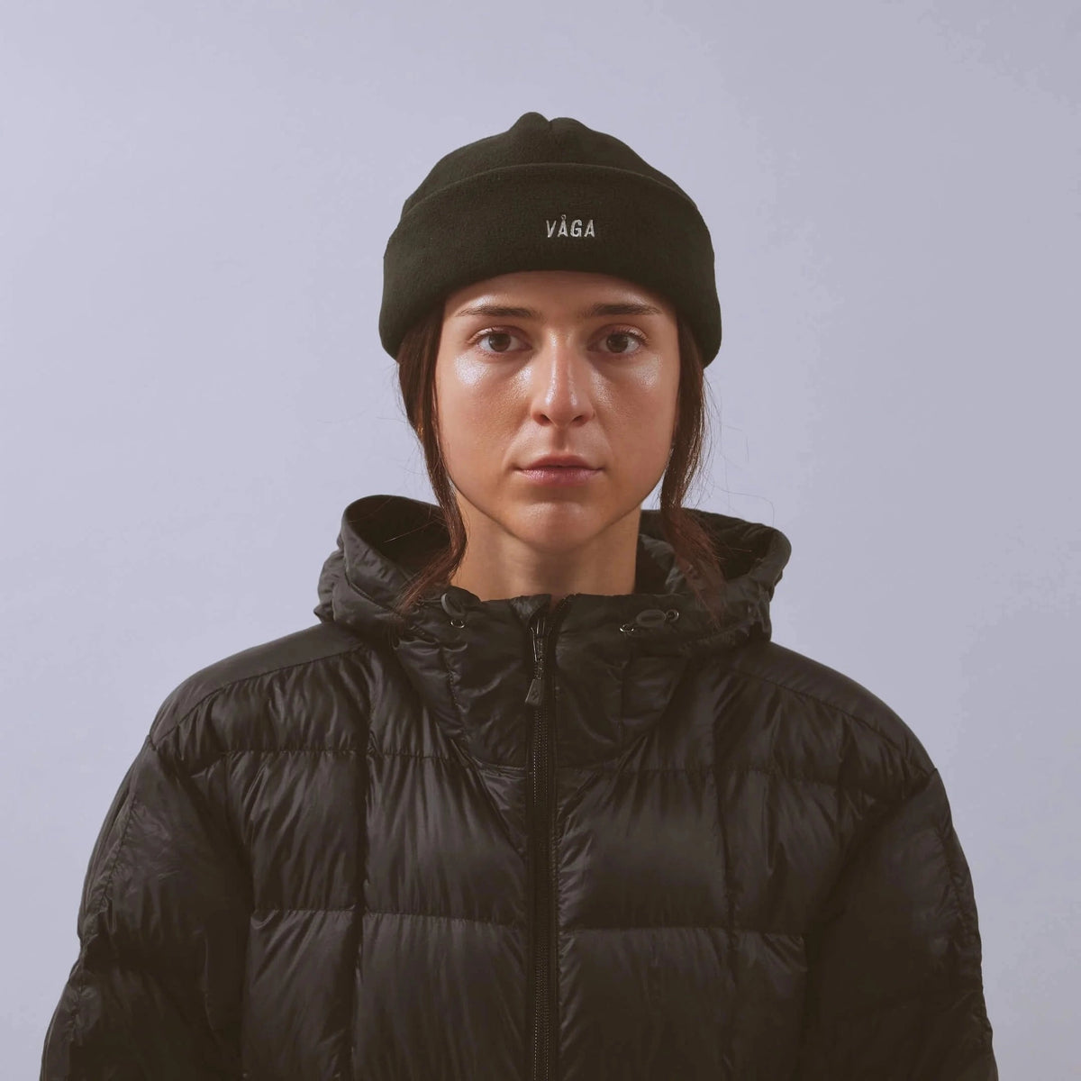 Våga Fleece Beanie in zwart – gedragen, vooraanzicht