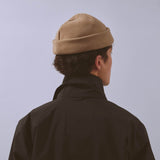 Våga Fleece Beanie in taupe – gedragen, schuin achteraanzicht