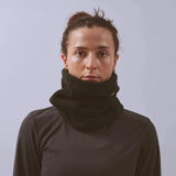 Våga Fleece Neck Gaiter in zwart – gedragen door loopster, vooraanzicht