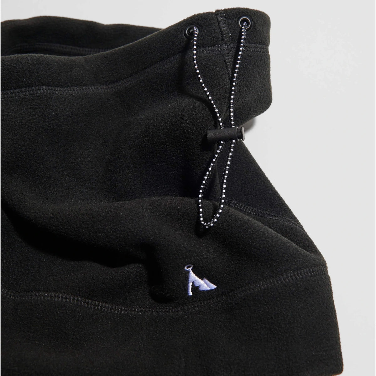 Våga Fleece Neck Gaiter in zwart – close-up van fleece en trekkoord