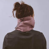 Våga Fleece Neck Gaiter in oudroze – gedragen, achteraanzicht met trekkoord