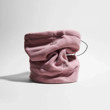 Våga Fleece Neck Gaiter in Altrosa – stehend, gerollt mit Kordelzug