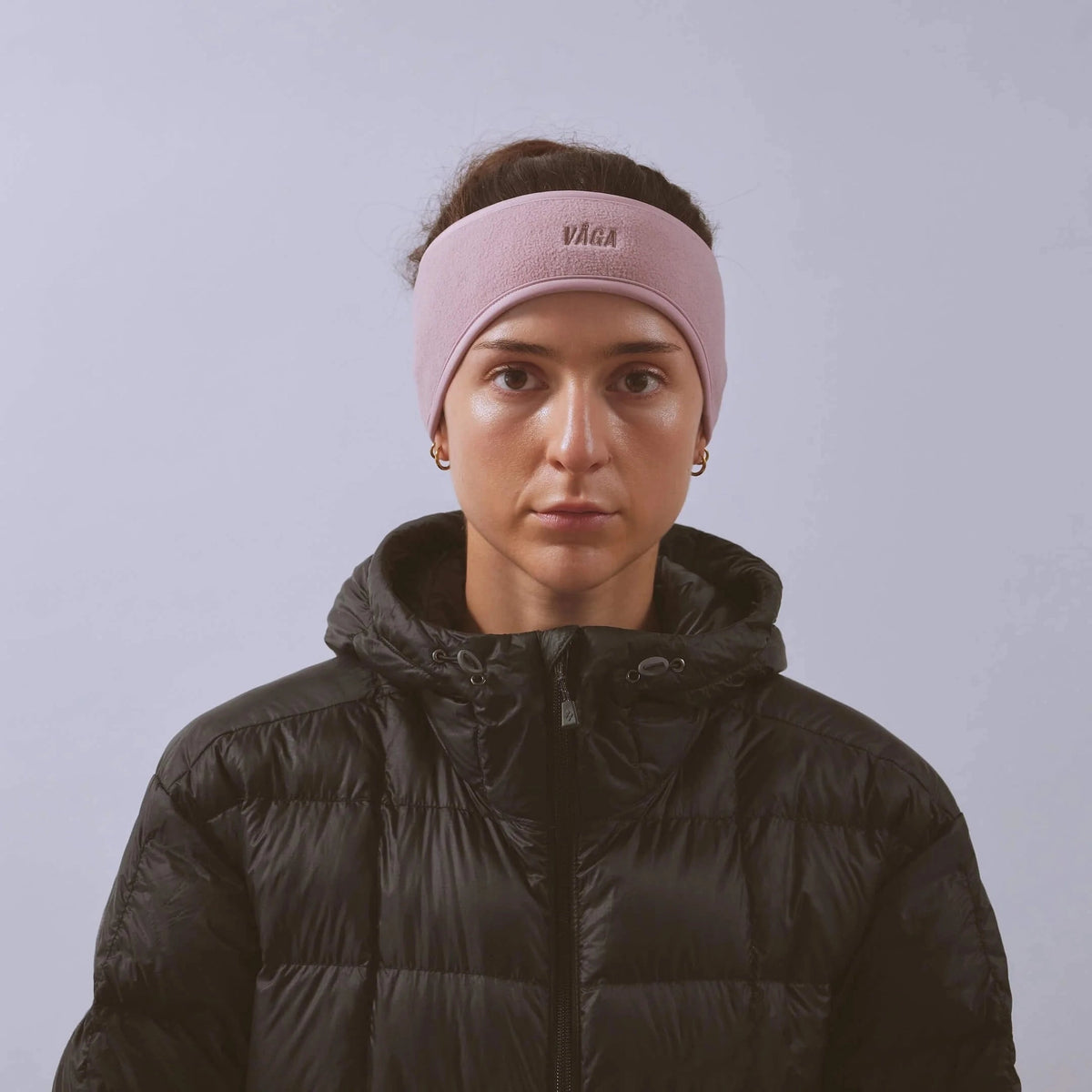 Våga Fleece Headband in Altrosa – von einer Läuferin getragen, Vorderansicht
