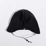 Våga Fleece Summit Beanie in Schwarz – flach liegend, Rückseite mit Label