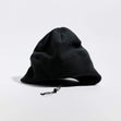 Våga Fleece Summit Beanie in zwart – schuin vooraanzicht met kinkoord