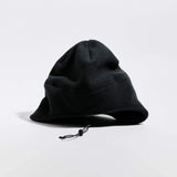 Våga Fleece Summit Beanie in Schwarz – schräge Vorderansicht mit Kinnkordel