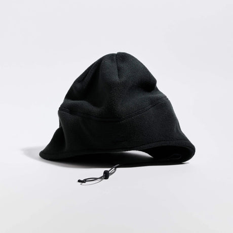 Våga Fleece Summit Beanie in Schwarz – schräge Vorderansicht mit Kinnkordel