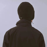Våga Fleece Summit Beanie in Schwarz – getragen, schräge Rückansicht