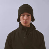 Våga Fleece Summit Beanie in Schwarz – getragen, Vorderansicht mit Ohrenklappen