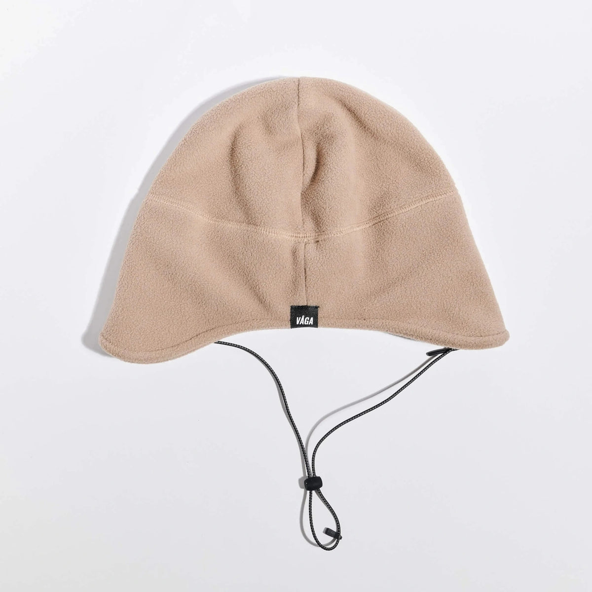 Våga Fleece Summit Beanie in Taupe – flach liegend, Rückseite mit Label