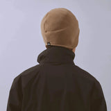 Våga Fleece Summit Beanie in Taupe – getragen, schräge Rückansicht