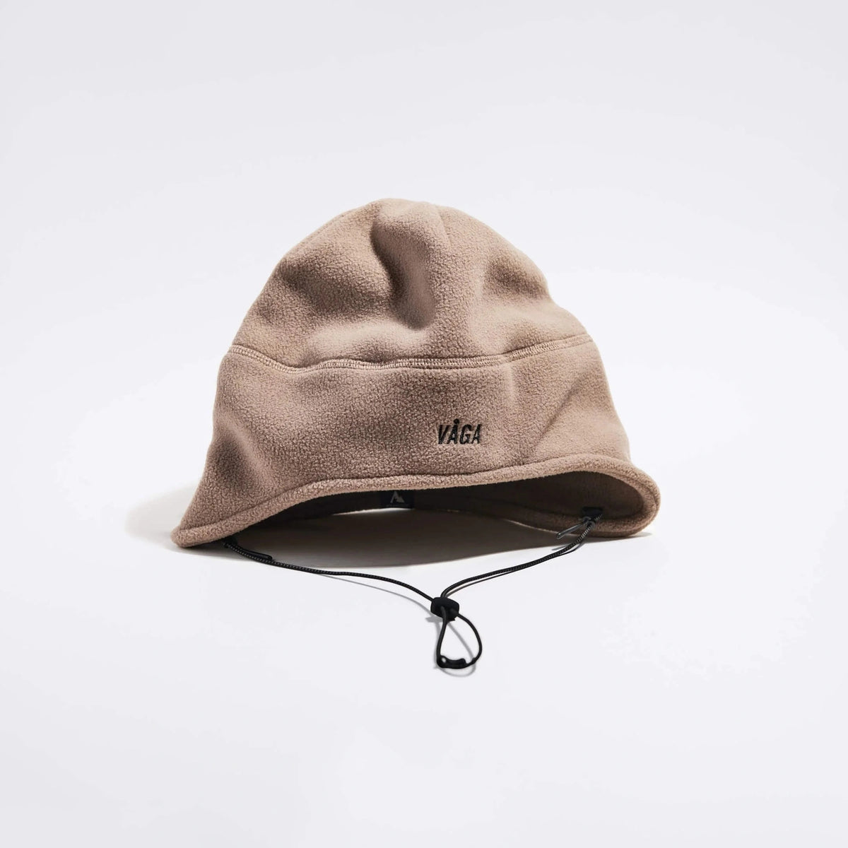 Våga Fleece Summit Beanie in Taupe – schräge Vorderansicht mit Våga-Logo und Kinnkordel