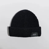 Våga Midweight Beanie in Schwarz – flach liegend, Vorderseite mit Label