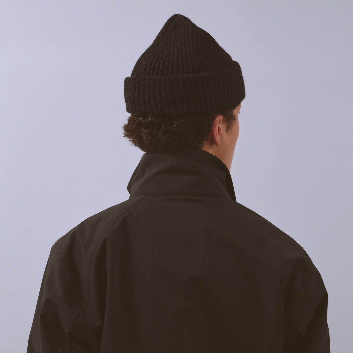 Våga Midweight Beanie in Schwarz – getragen, schräge Rückansicht