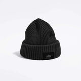 Våga Midweight Beanie in Schwarz – schräge Vorderansicht mit Våga-Label