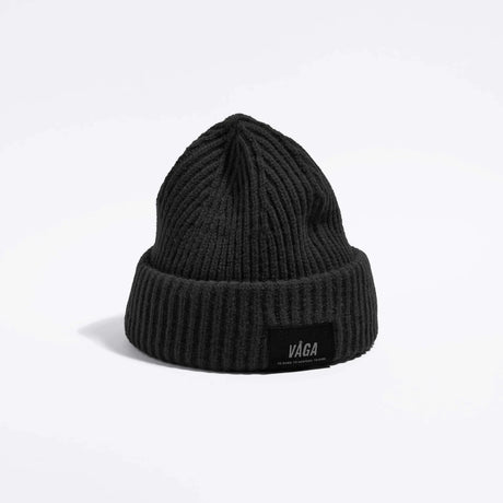 Våga Midweight Beanie in Schwarz – schräge Vorderansicht mit Våga-Label