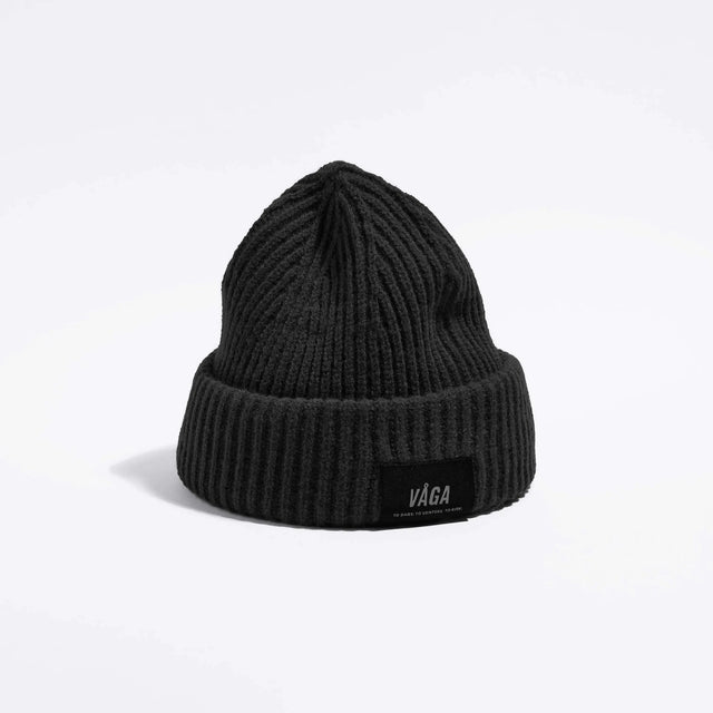 Våga Midweight Beanie in Schwarz – schräge Vorderansicht mit Våga-Label
