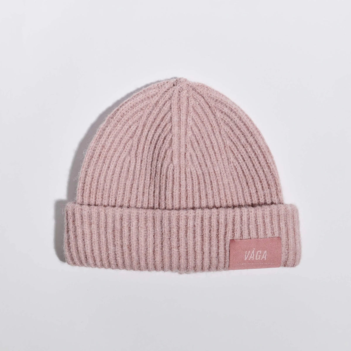 Våga Midweight Beanie in Rosa – flach liegend, Vorderseite mit Label