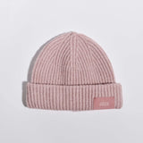 Våga Midweight Beanie in Rosa – flach liegend, Vorderseite mit Label