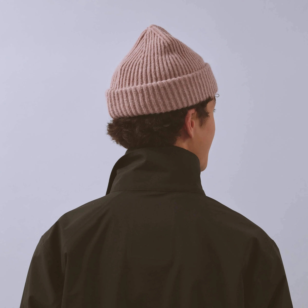 Våga Midweight Beanie in Rosa – getragen, schräge Rückansicht